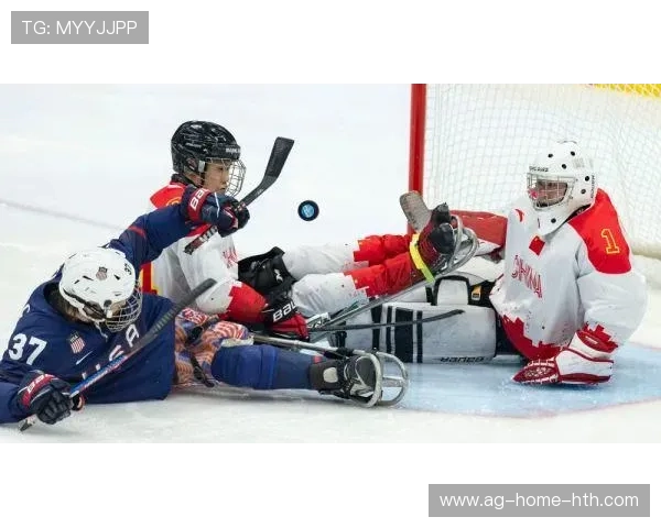冰球守门员“蝙蝠式”飞扑救险震撼全场