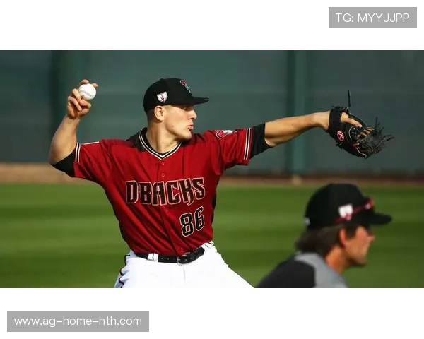 棒球投手火球突破极限速度，观众惊呼不断