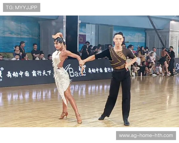 体育舞蹈公开赛出现高难度扭转动作