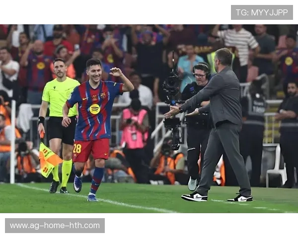 巴萨围攻之下不断创造机会，拉菲尼亚低射没能命中