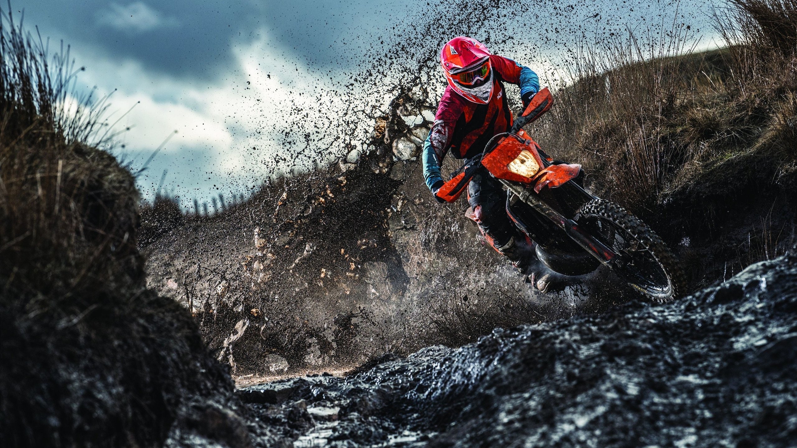 冰上自行车趣味赛 车轮装上防滑钉在冰面飞驰